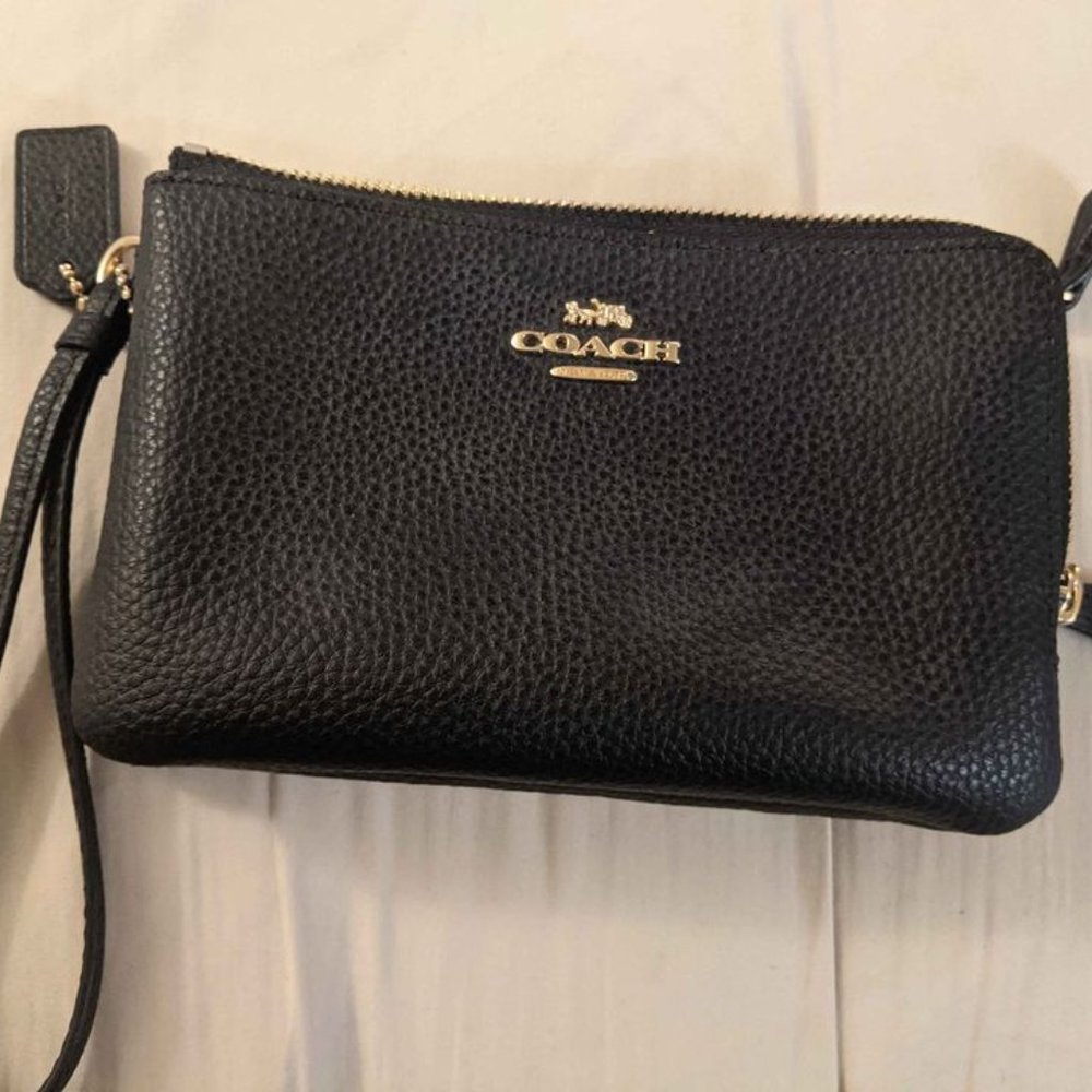 Brand new Coach wristlet - 2 pockets